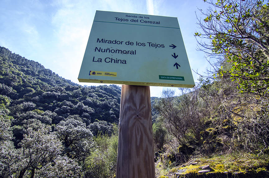 A la derecha el Mirador de los Tejos, de frente a La China