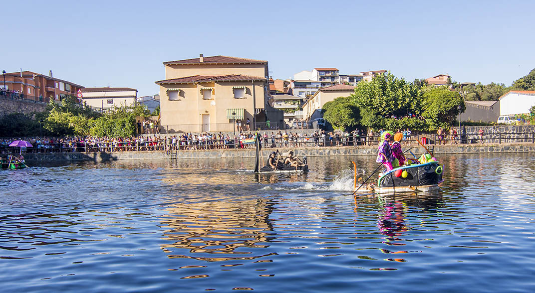 Piscina natural de Pinofranqueado, escenario de la IV Carrera de Barcas Locas