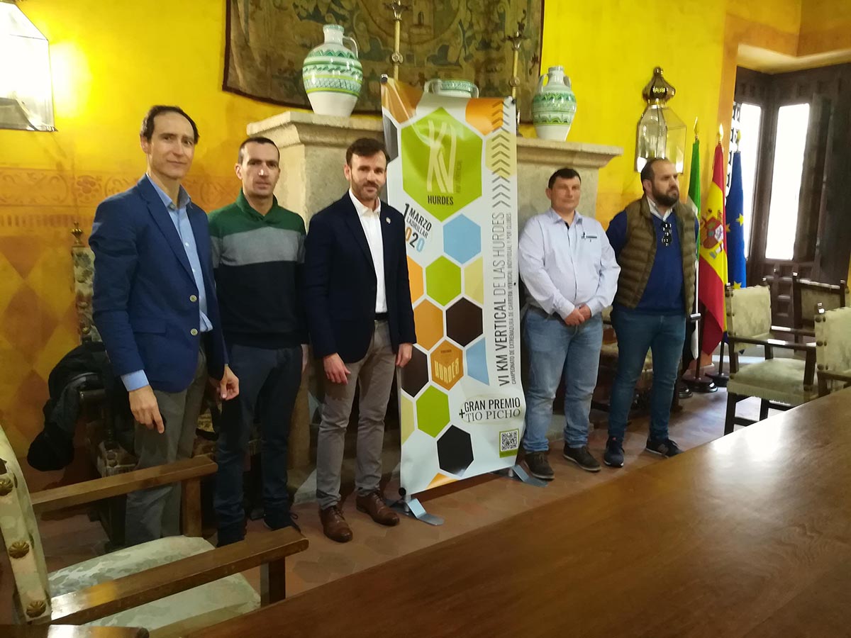 La presentación de la prueba deportiva "VI Kilómetro Vertical de Las Hurdes" ha tenido lugar en el Palacio de Carvajal de Cáceres