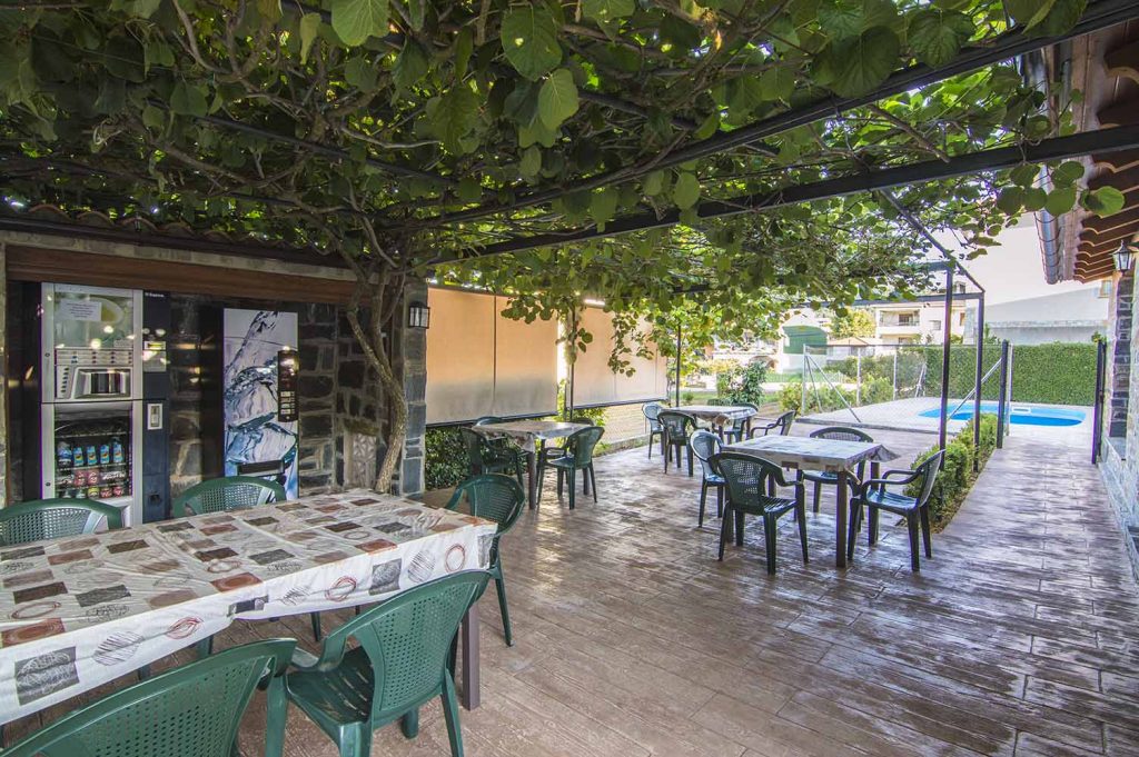 Terraza Apartamentos Rurales El Prado Amplia terraza con sombra