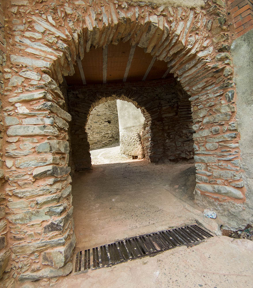 Arco de piedra y adobe